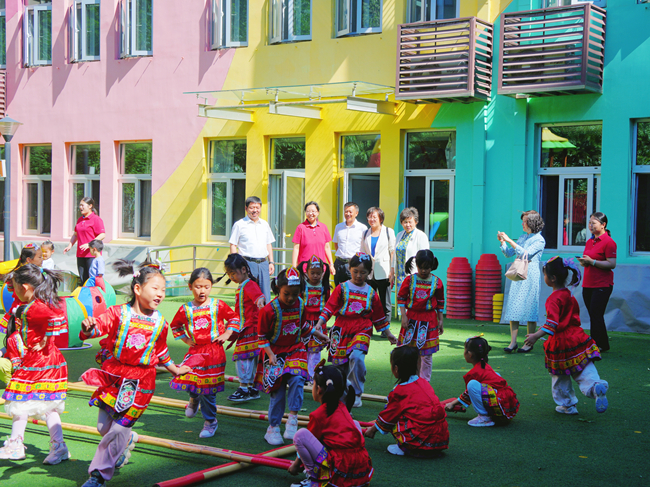 中國有研黨委委員、總會計師劉顯清與有研幼兒園小朋友歡度“六一”