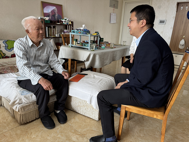 中國有研開展老干部、老黨員走訪慰問活動