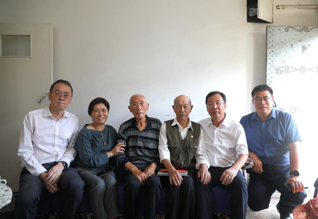 中國(guó)有研黨委書記、董事長(zhǎng)趙曉晨看望三線建設(shè)時(shí)期援建905廠老同志代表